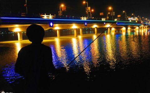夜光棒钓鱼怎么样啊，野钓用电子漂好还是夜光棒好