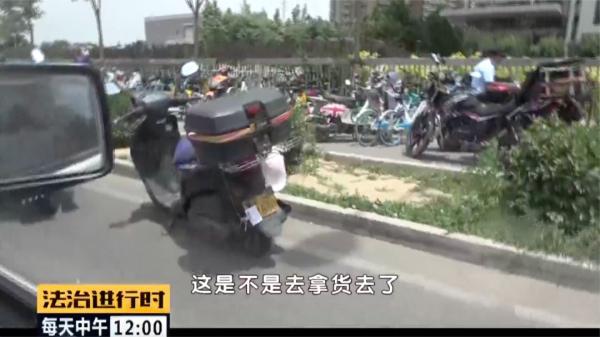 昌平：外卖小哥骑摩托不戴头盔，理由是“天太热”