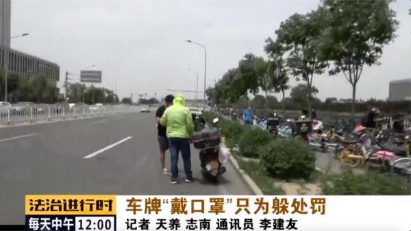 昌平：外卖小哥骑摩托不戴头盔，理由是“天太热”