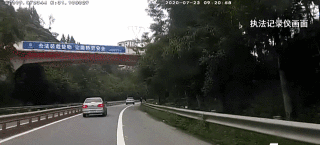 丧心病狂！毒贩高速路跳车逃跑，民警狂奔围堵追捕