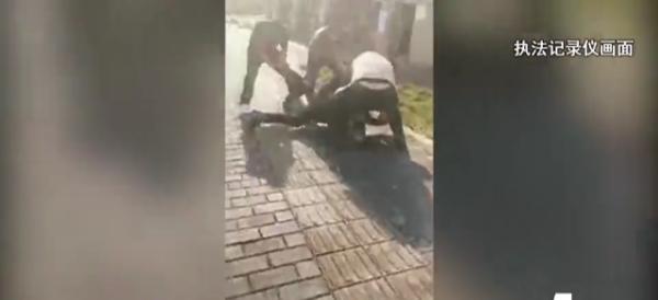 丧心病狂！毒贩高速路跳车逃跑，民警狂奔围堵追捕