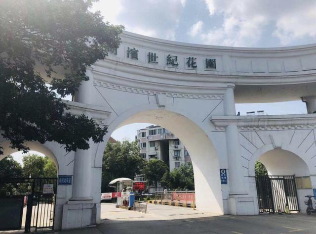 两家小区跌惨了！但这家老小区逆袭，原因竟然是…