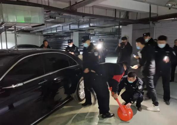 为逃避执行他调来铲车堵住地库出口，最后结局亮了