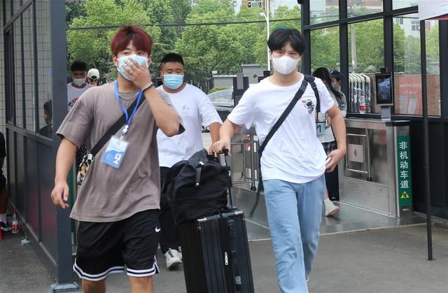 新生报到，武汉东湖学院为家长准备千张床位