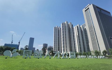 明湖广场公寓怎么样，楼下公园叫什么