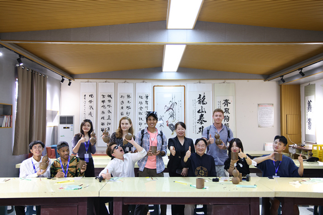 打卡泉城美景 体验陶艺雕刻 外国视频博主近距离感受龙山文化魅力