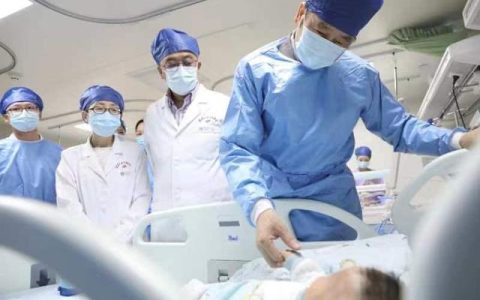 中南医院赵东赤怎么样，一颗“鹌鹑蛋”囊肿堵住咽喉，4个月男童每天只能睡5小时