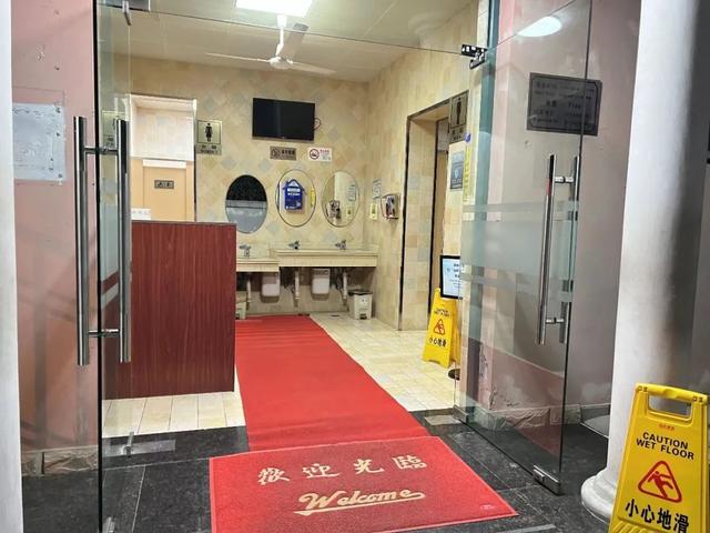 坚守一线的城市美容师闻“雪”而动，为安全保驾护航