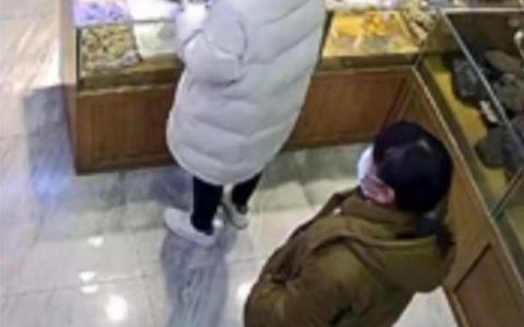 6岁女童看店 2人用98元买走60根虫草（6岁女童与另一人用98元买走60根虫草）