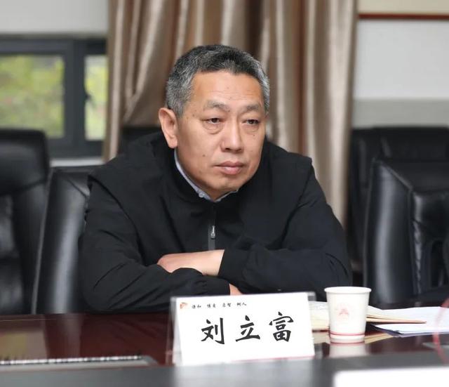 荆州中学完成党政分设 书记校长到位