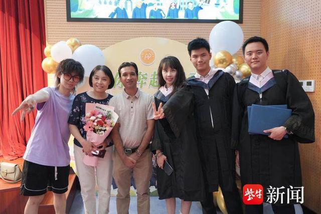 在盛夏的原创歌曲里告别！南京一中国际部2023届毕业典礼温暖动人