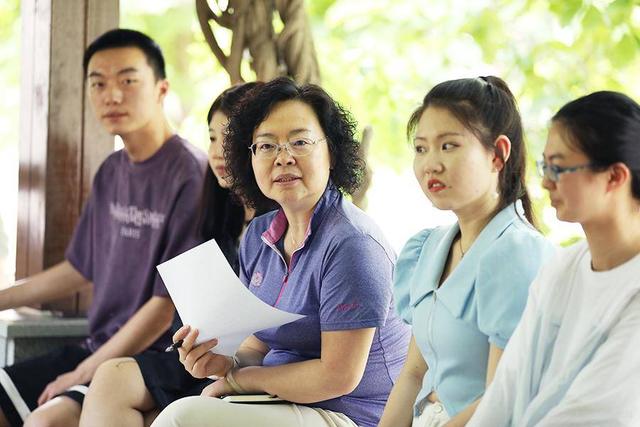 青藤树下——党委副书记、院长杨宜主持召开师生茶会