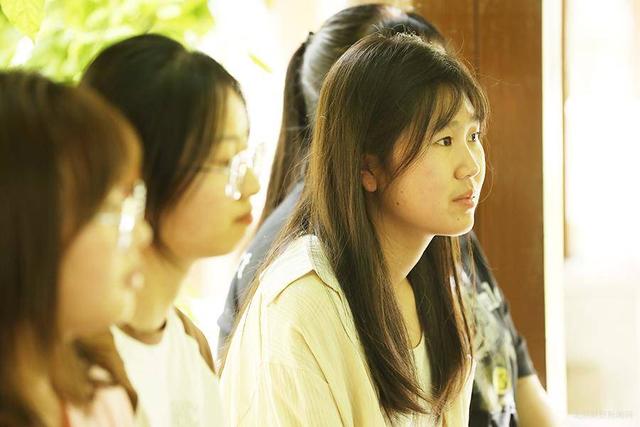 青藤树下——党委副书记、院长杨宜主持召开师生茶会