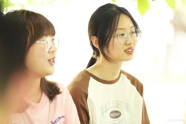 青藤树下——党委副书记、院长杨宜主持召开师生茶会