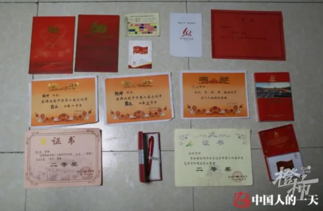 儿子本科毕业找不到工作送外卖？ 这张火遍全网的父子照，背后的真相是这样的