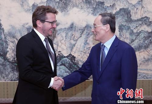 王岐山会见冰岛外长索尔达松：开辟中冰关系更美好的未来