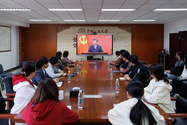 人大师生集体收看第二十届中央政治局常委同中外记者见面会