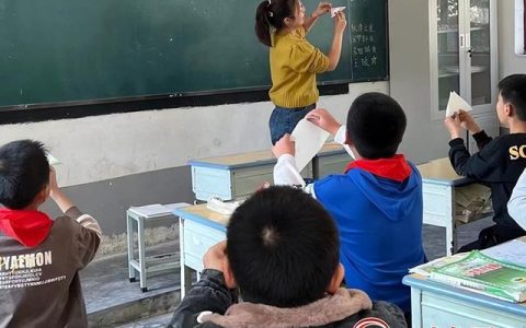 怎么样拿手工纸叠花，怎么样拿手工纸叠花视频