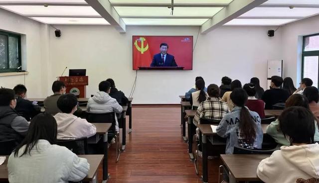 人大师生集体收看第二十届中央政治局常委同中外记者见面会