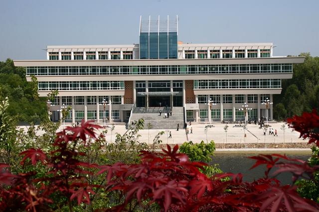 美翻了！大学之大，在大师，也在图书馆。河南高校图书馆大比拼