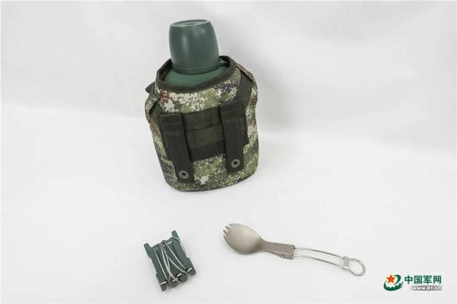 西藏军区换装新型边防巡逻服“速干内衣+羽绒内胆”无惧严寒