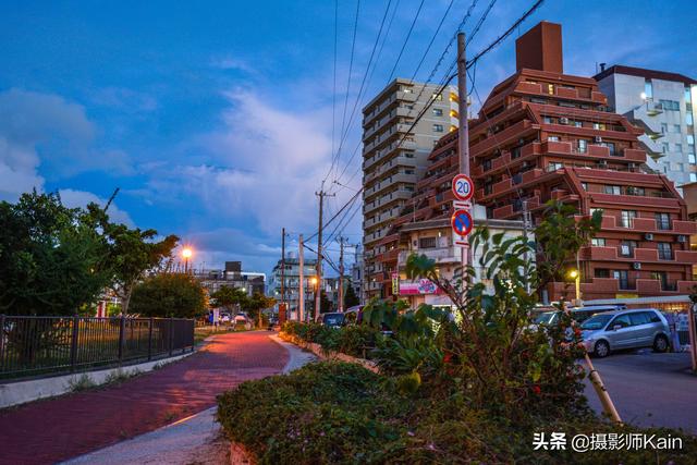 镜头中的日本冲绳街景，虽然略显破旧，环境却非常舒适宜居