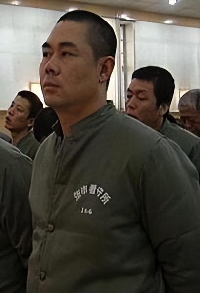 唐山黑老大杨树宽，外号唐山狼，敲诈勒索8个亿开装甲车上路