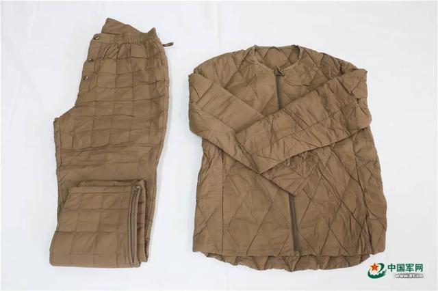 西藏军区换装新型边防巡逻服“速干内衣+羽绒内胆”无惧严寒