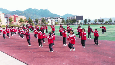 党的二十大精神在基层—新闻媒体“千人百进”蹲点调研采访 |他山中学：实施“一体两翼” 办好人民满意的教育