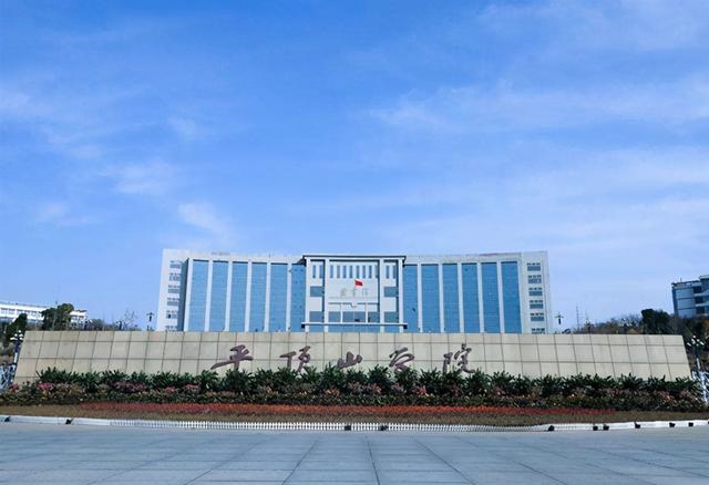 美翻了！大学之大，在大师，也在图书馆。河南高校图书馆大比拼