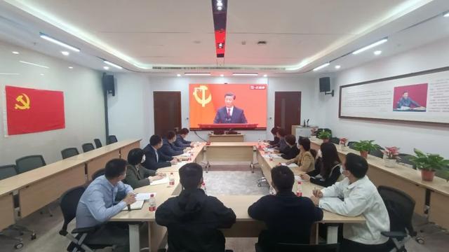 人大师生集体收看第二十届中央政治局常委同中外记者见面会