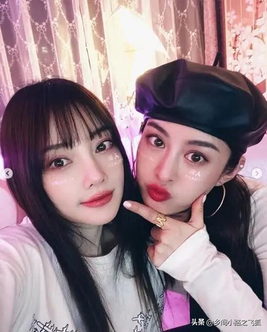 秀闺蜜情！李小璐与闺蜜聚会疯狂自拍，对镜头摆pose颜值在线！