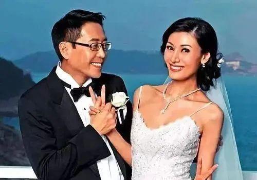 何超琼前夫现身赌王葬礼，曾花两千万办世纪婚礼，却因李嘉欣离婚