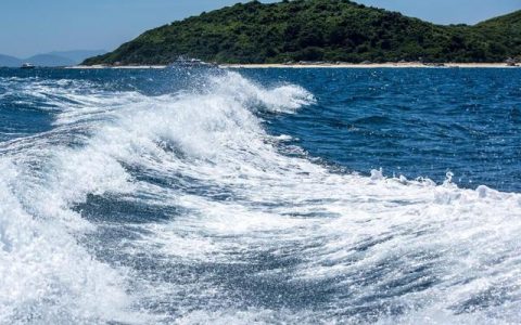 海边金色阳光温暖沙滩
