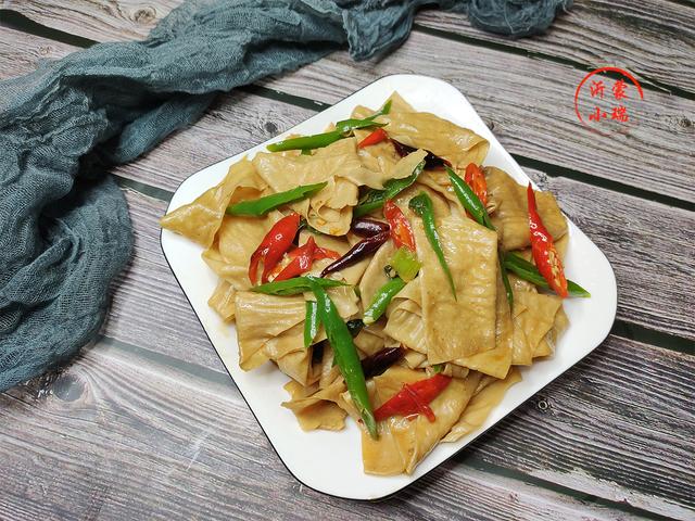 这道菜堪称蛋白肉，无肉胜似有肉，放上几根辣椒爆炒下，比肉好吃