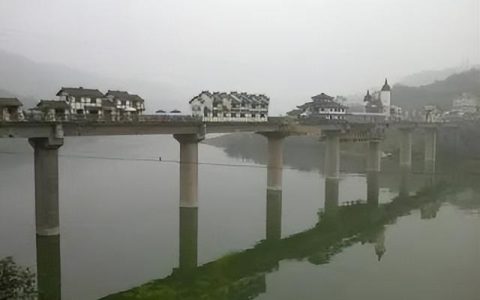 农村大门口有桥怎么样，建在桥上的小镇,让你大开眼界作文