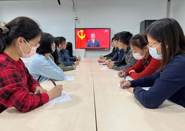 人大师生集体收看第二十届中央政治局常委同中外记者见面会