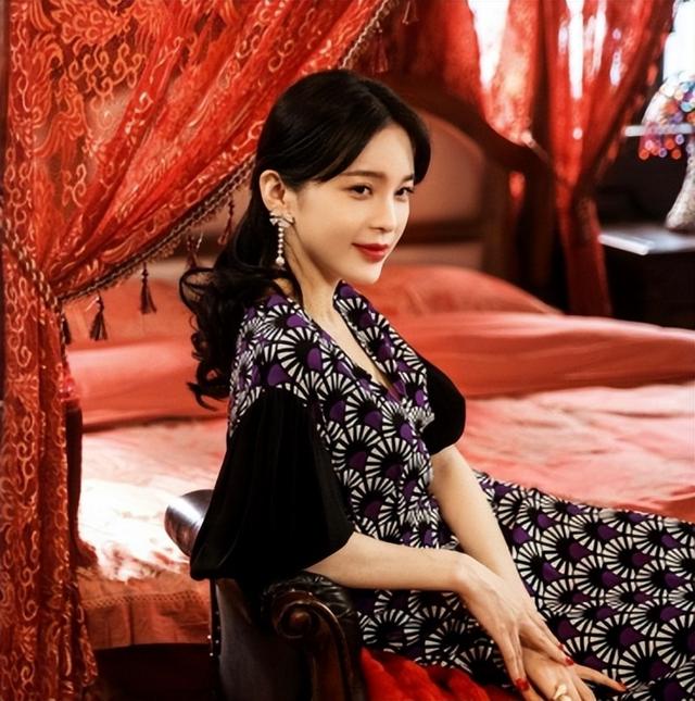 拿捏高段位茶艺大师的反差精髓，赵樱子的颜值和演技撑起来了