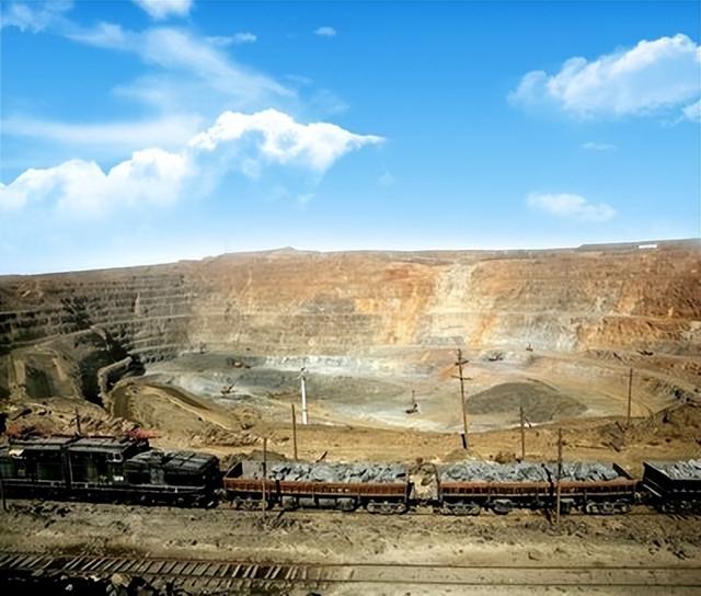唐山黑老大杨树宽，外号唐山狼，敲诈勒索8个亿开装甲车上路
