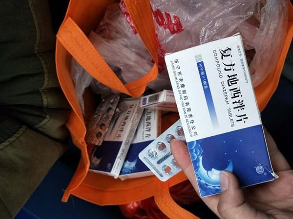 儿子欠下巨额赌债 父亲倍感绝望 在火车站连服4盒药自杀！