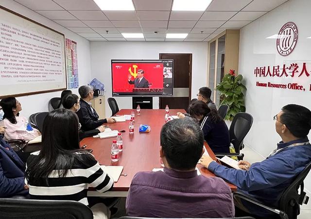 人大师生集体收看第二十届中央政治局常委同中外记者见面会