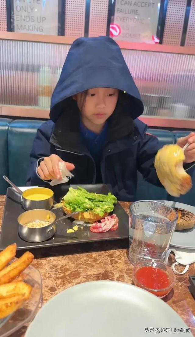 贾乃亮带甜馨吃大餐，父女俩丝毫没有生疏感，李小璐把她教得很好