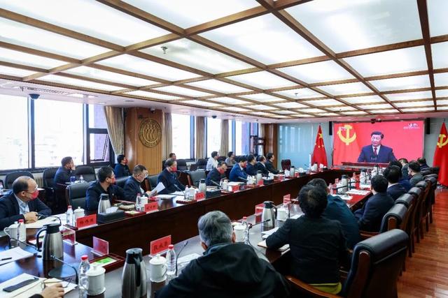 人大师生集体收看第二十届中央政治局常委同中外记者见面会