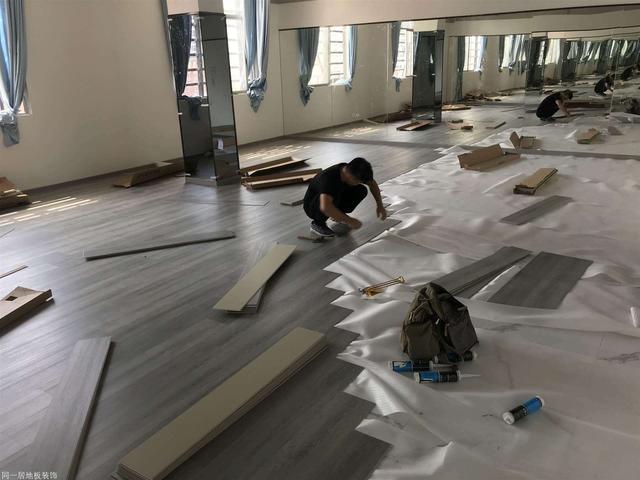 复合地板已过时了，我家铺了50块一平的spc地板，无甲醛还不怕水