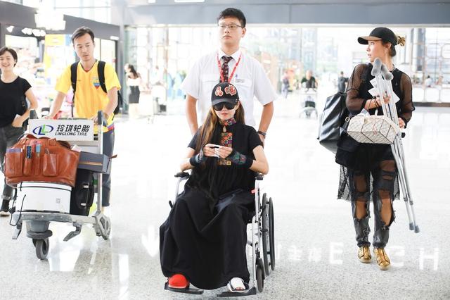 杨丽萍5厘米指甲留20多年，吃饭和上厕所都是问题，是谁照顾她？