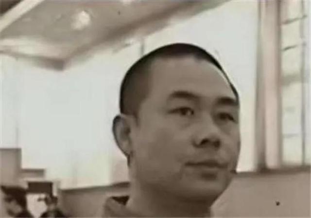 唐山黑老大杨树宽，外号唐山狼，敲诈勒索8个亿开装甲车上路