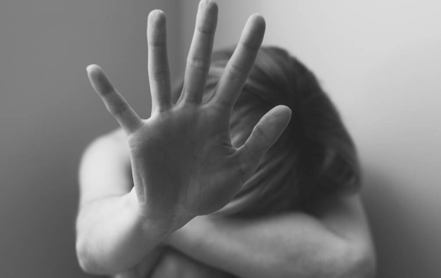 11岁女孩被14岁男孩录“黄色视频”，施暴者却因年纪小被无罪释放